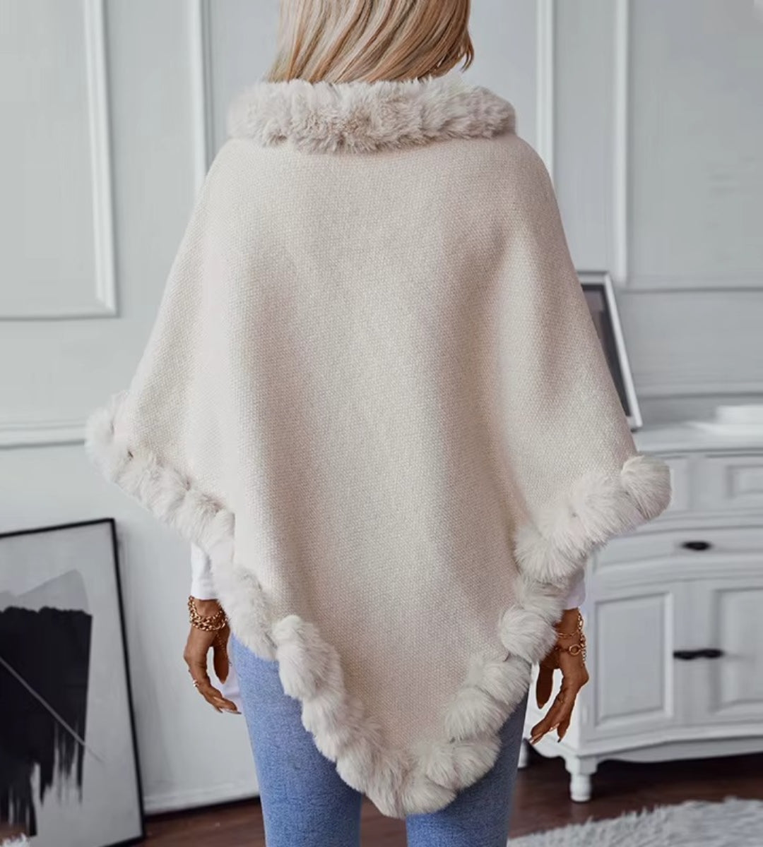 Poncho Feminino Tricot Elegance com Gola e Barra em Pelúcia Premium