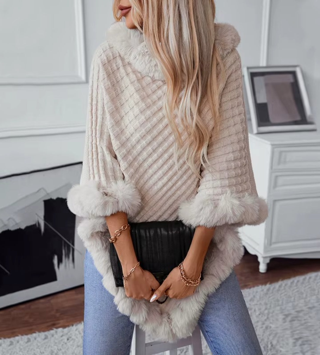 Poncho Feminino Tricot Elegance com Gola e Barra em Pelúcia Premium