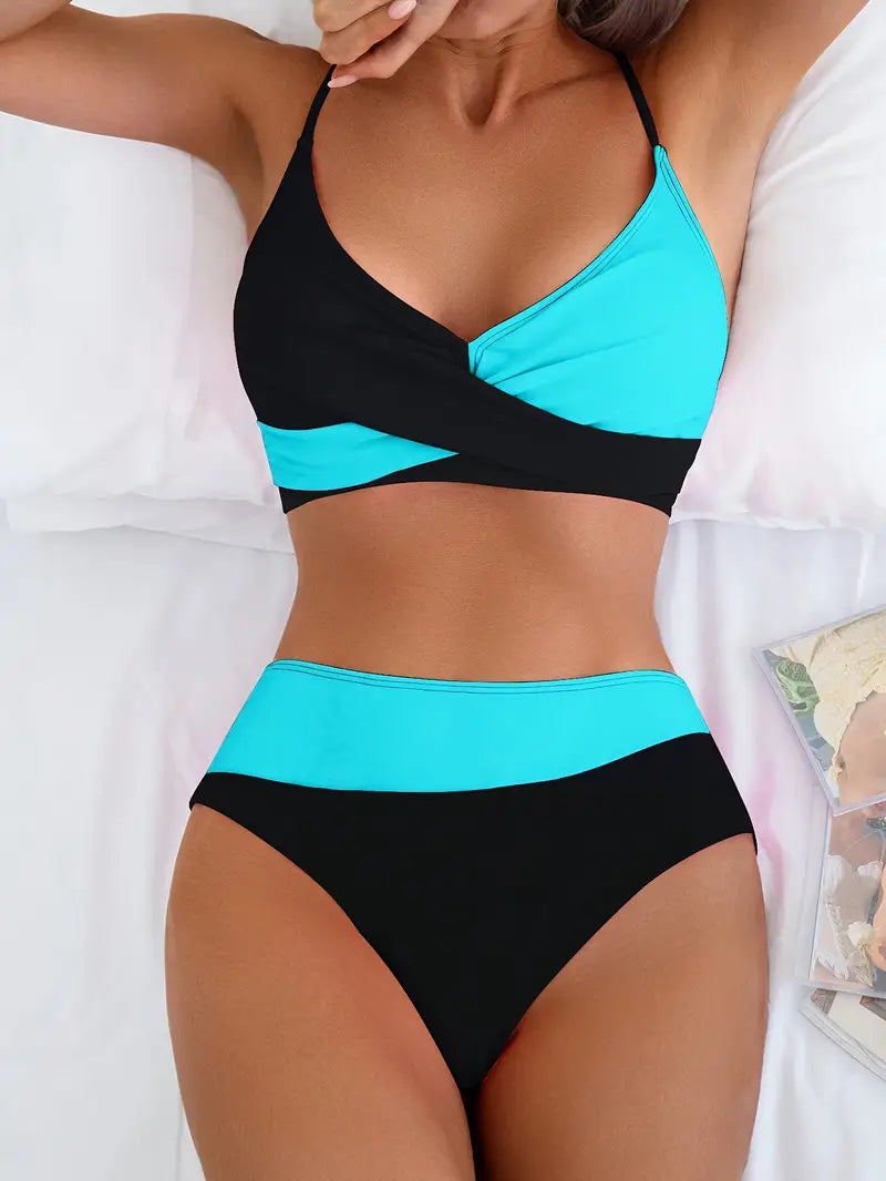biquíni preto e turquesa com top cruzado e hot pant cintura alta
