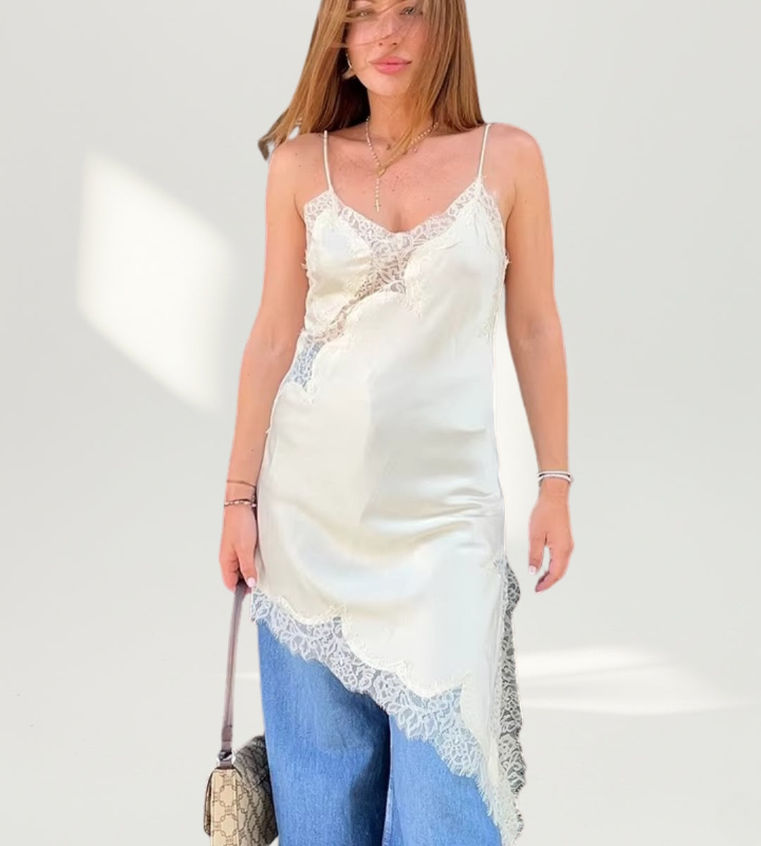 Camisola de cetim Valerie estilo slip dress assimétrico modelo