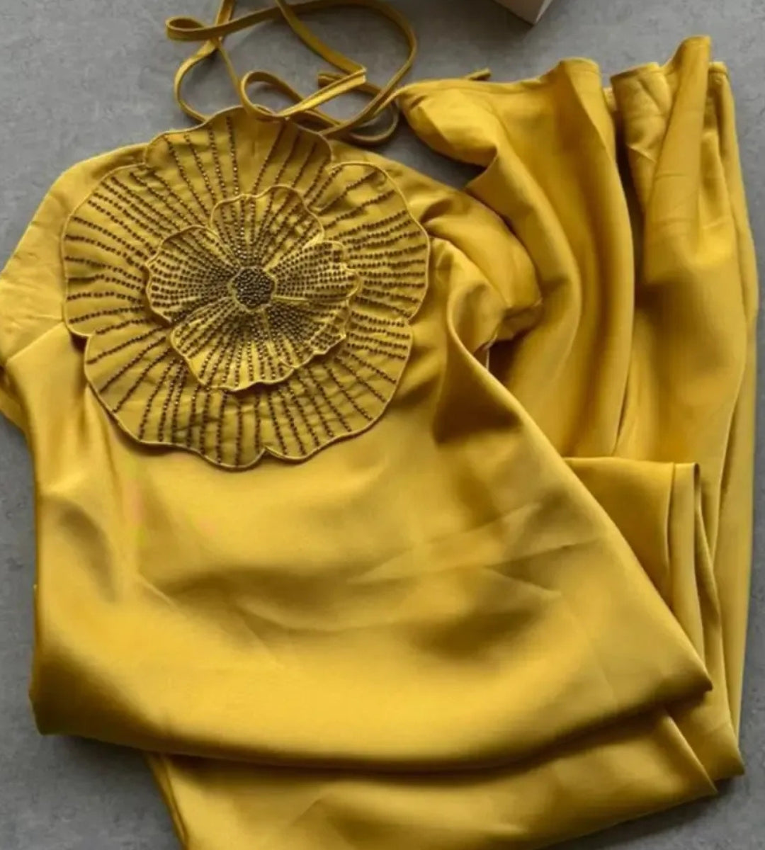 Composição de moda feminina para eventos especiais com o exclusivo Vestido Longo Aura.