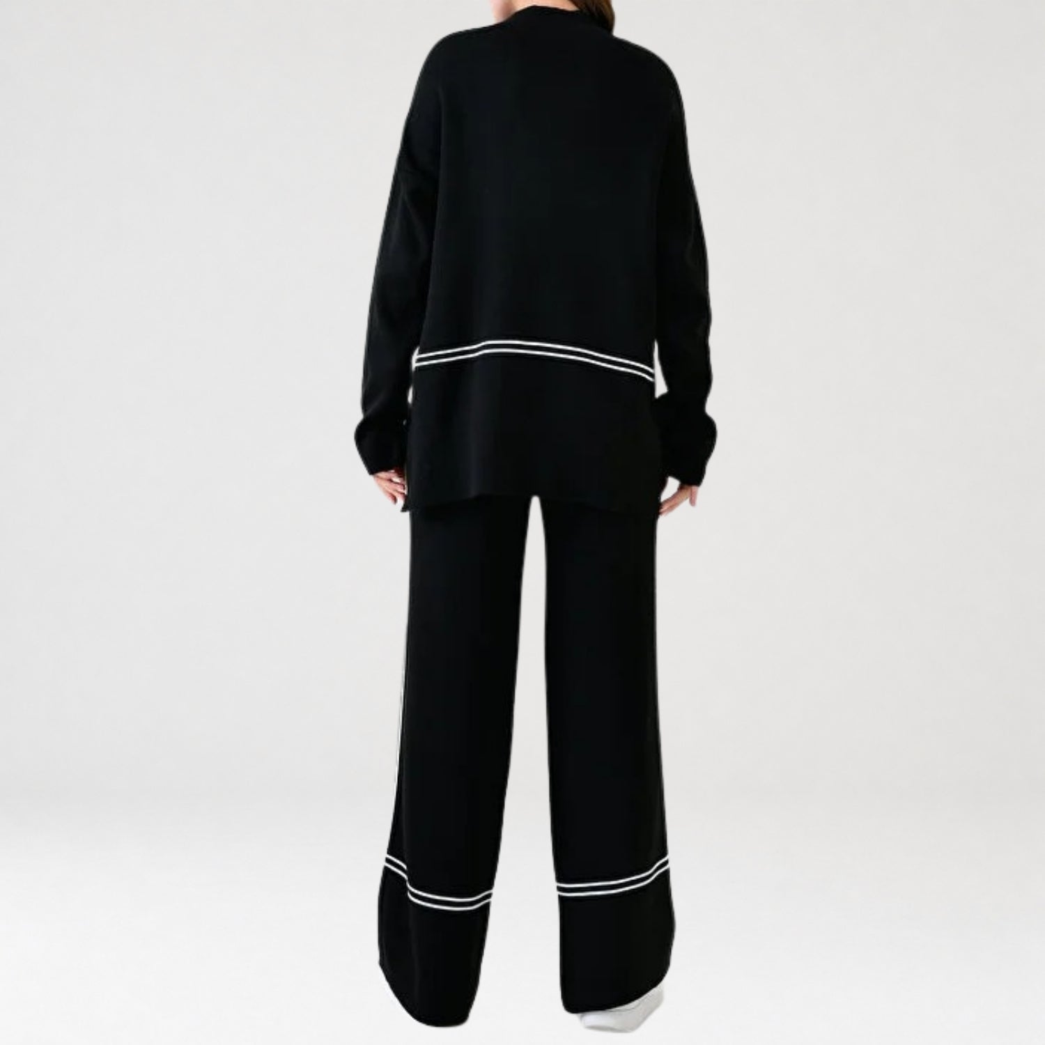 modelo com Conjunto Feminino MoletomTricô Minimal Elegance de costas