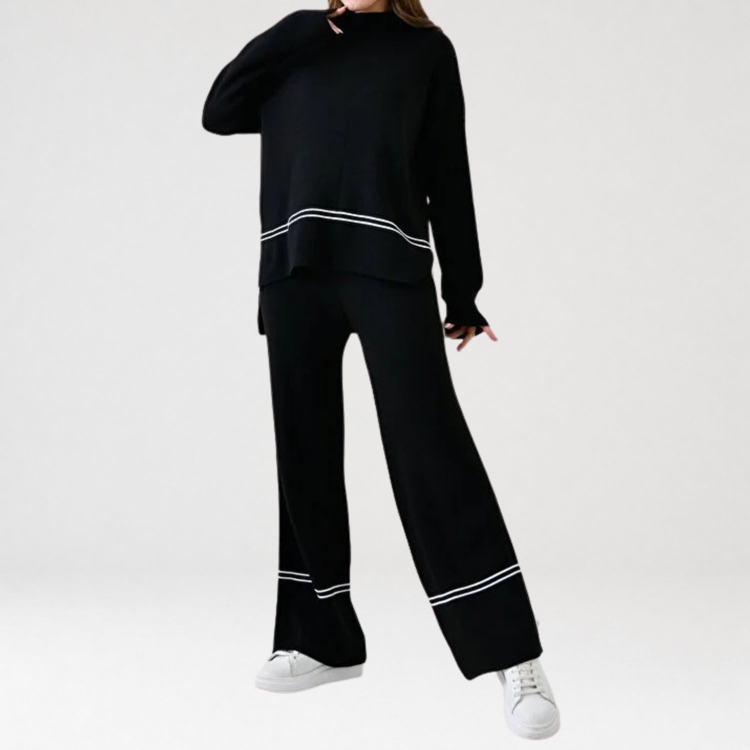 modelo apresentando Conjunto Feminino MoletomTricô Minimal Elegance de frente