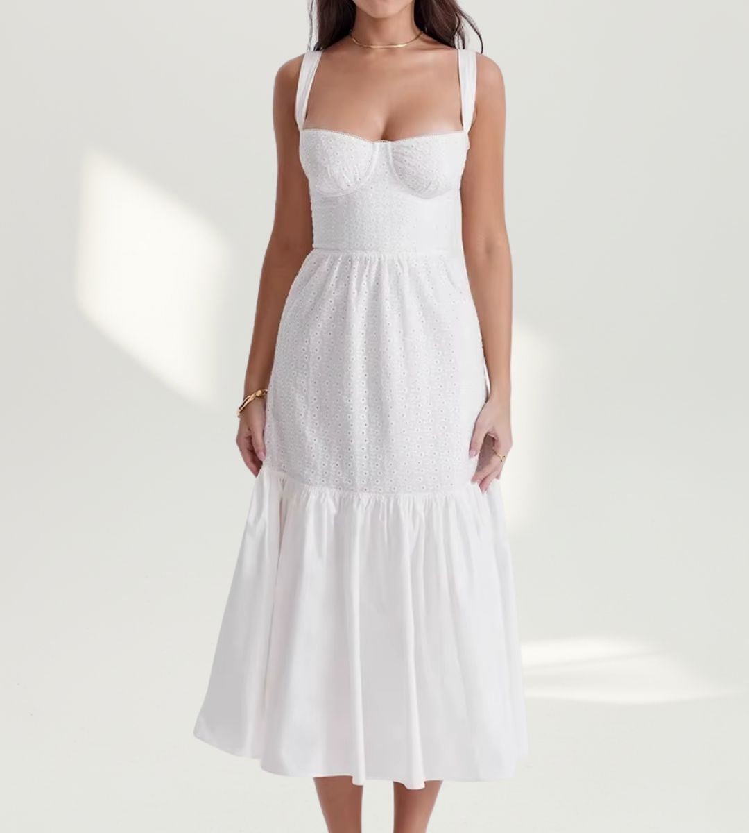 Modelo de frente usando o Vestido Midi Portofino Branco em laise com busto estilo corset e barra em babados.