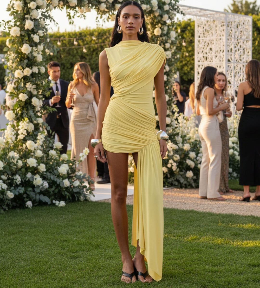 Vestido feminino curto drapeado amarelo elegante para festas e casamentos