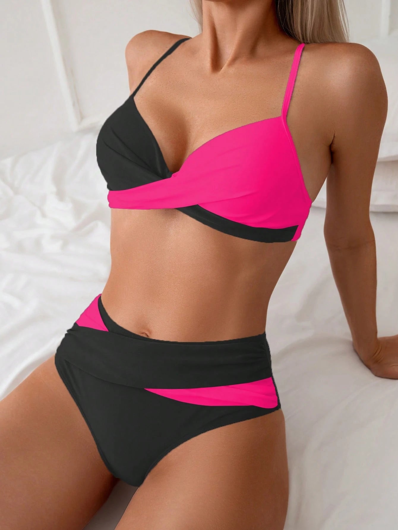 biquíni preto e rosa pink com top cruzado e hot pant