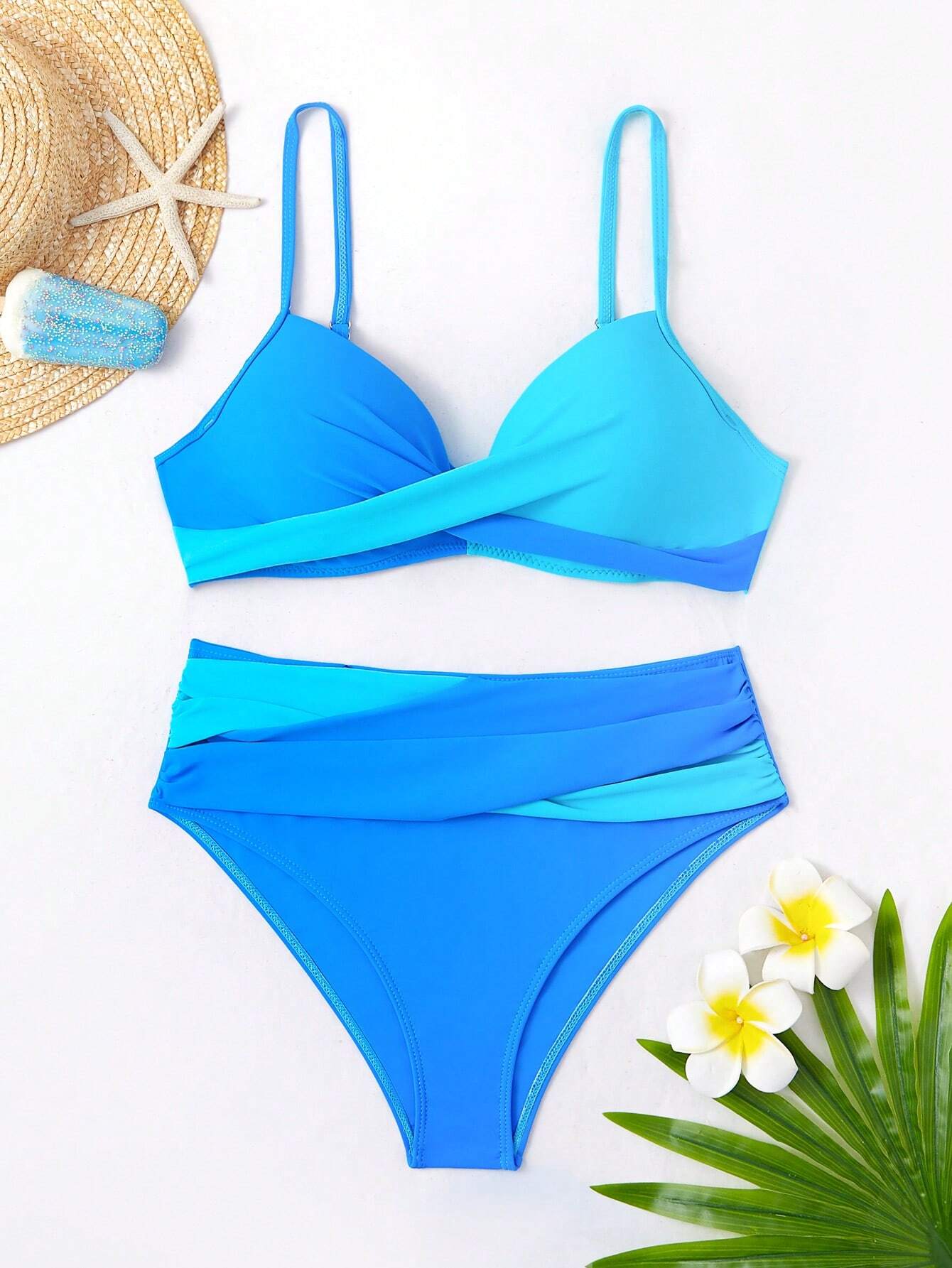 Biquíni bicolor azul com top estruturado, alças finas e detalhe transpassado.