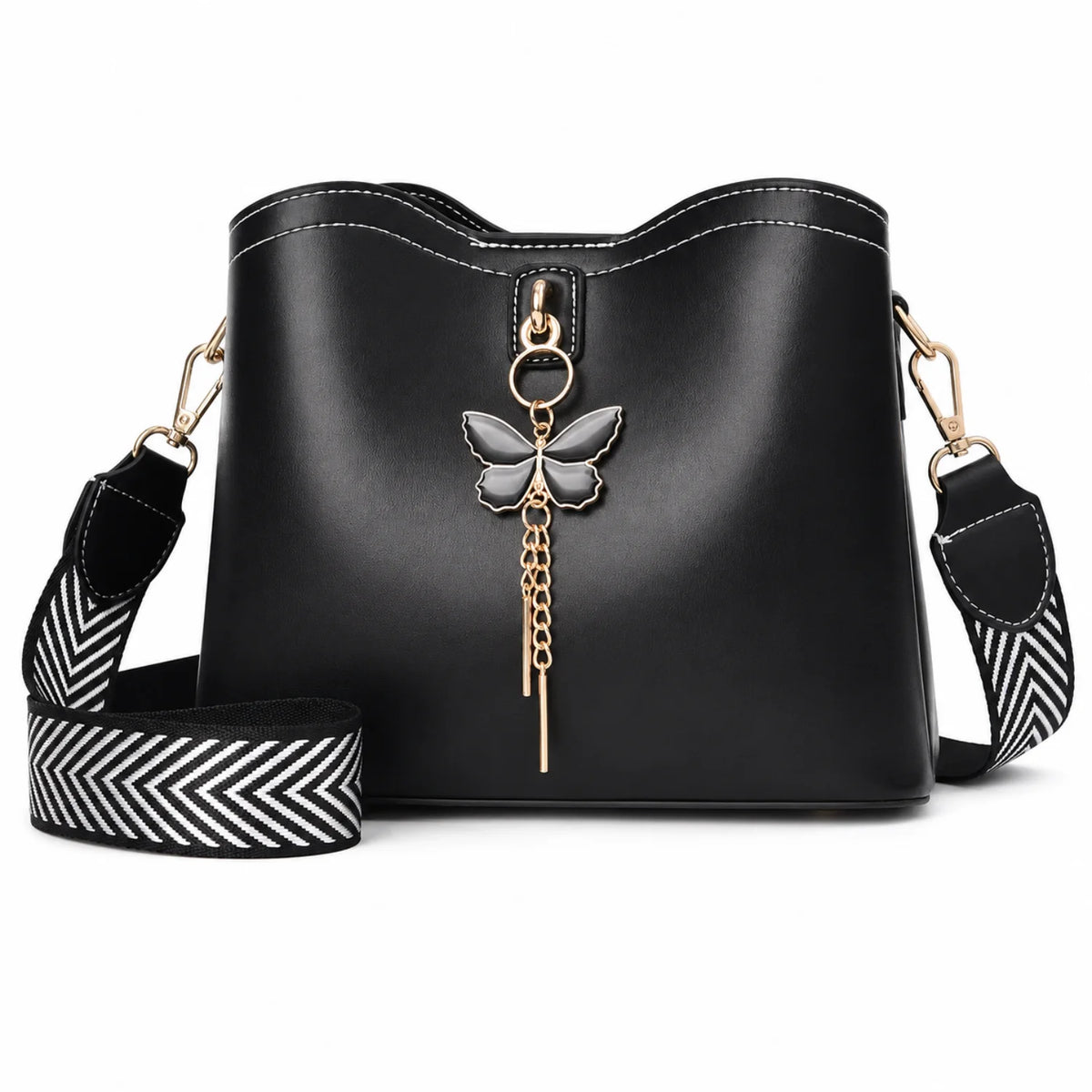 Bolsa feminina saco bucket bag preta com pingente de borboleta isolada em fundo branco