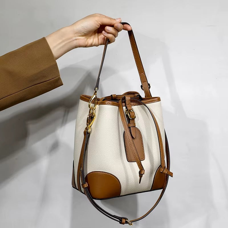 Bolsa feminina em canvas com alça transversal regulável e amplo compartimento interno