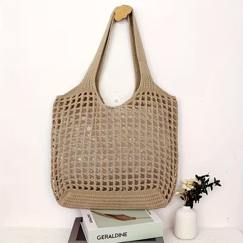 Bolsa feminina tricotada marrom em ambiente em rede interno para uso diário.