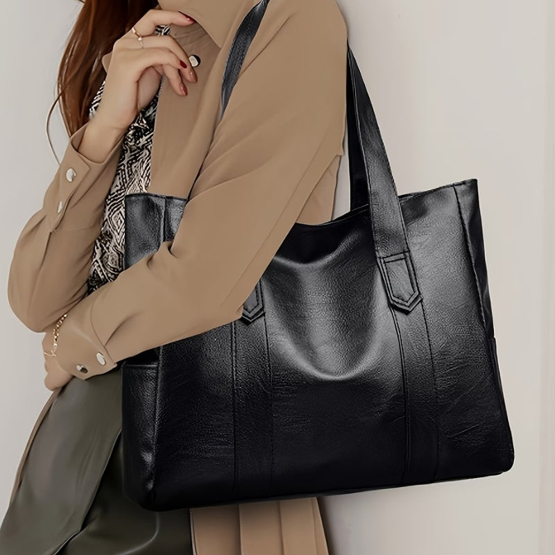 Mulher usando bolsa feminina tote grande de ombro modelo Biarritz em visual executivo