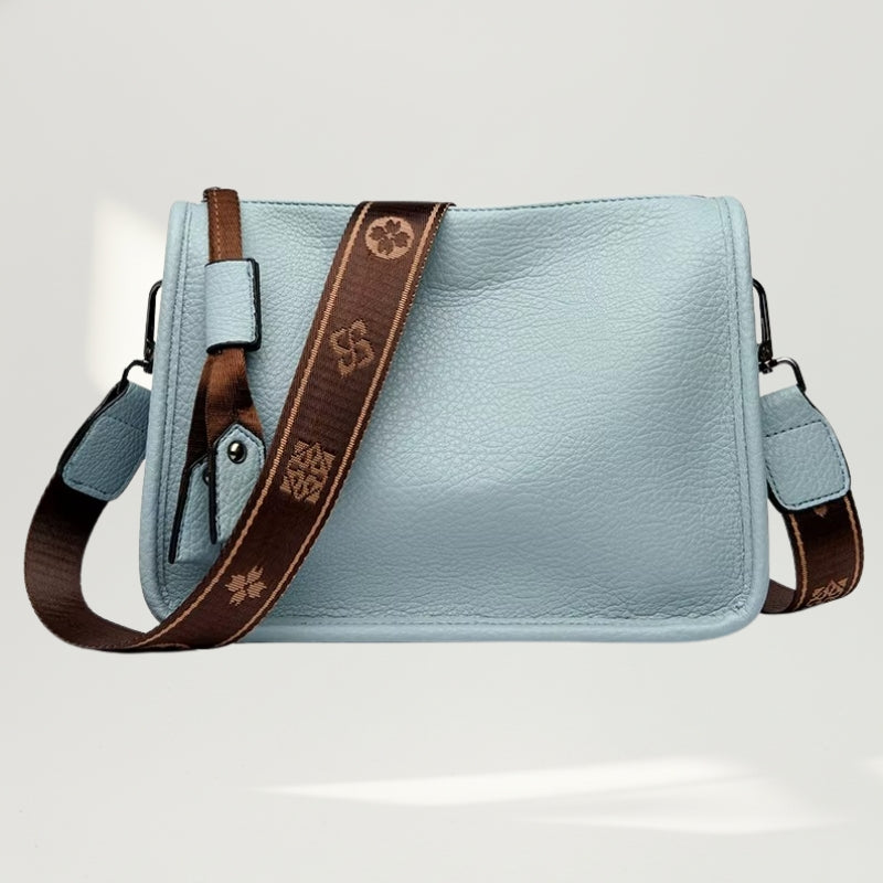 Foto da Bolsa Charlotte Turquesa destacando a cor vibrante e o design atemporal.