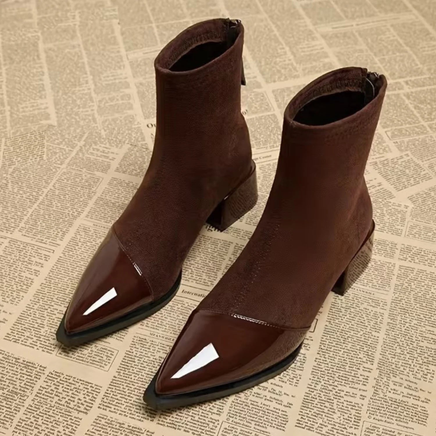 Par de botas femininas marrom estilo europeu com acabamento suede e bico fino envernizado.