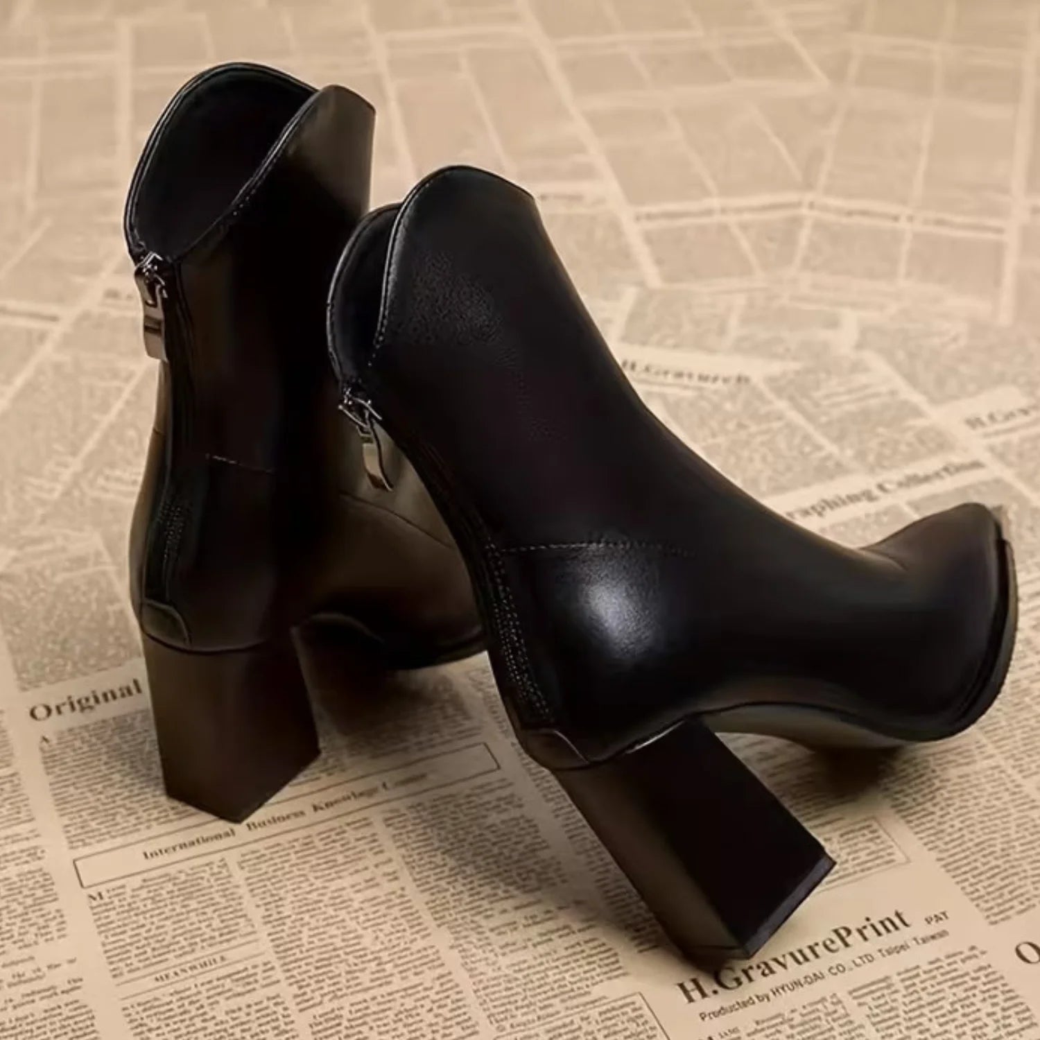 Par de botas femininas marrom cano curto com salto bloco e bico fino em acabamento premium.