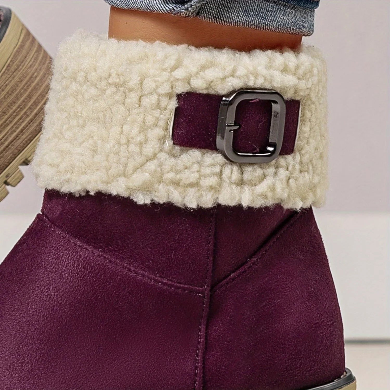 Detalhe da fivela metálica e gola de pelúcia da bota feminina vinho