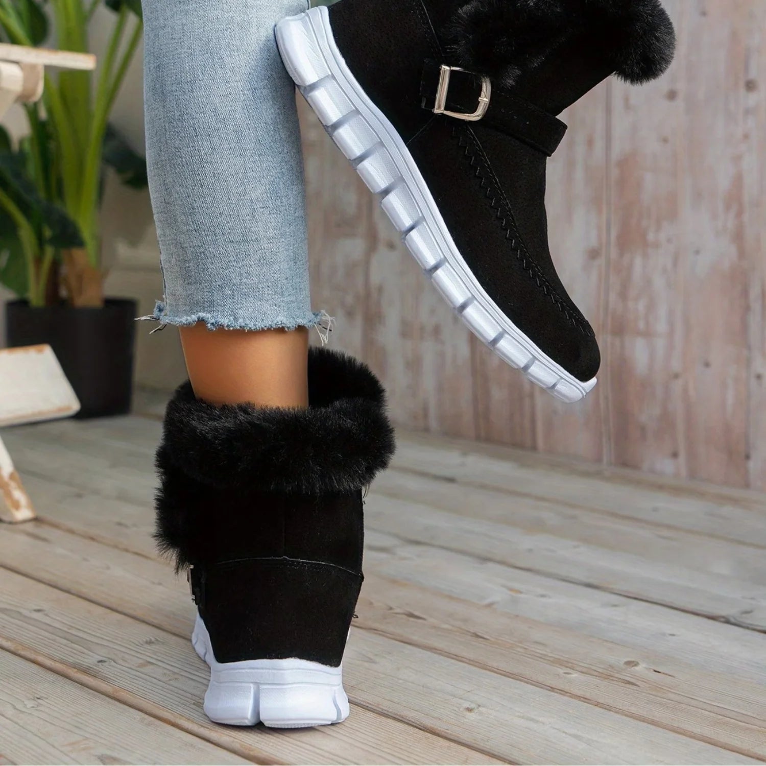 Par de botas femininas marrom com solado branco esportivo