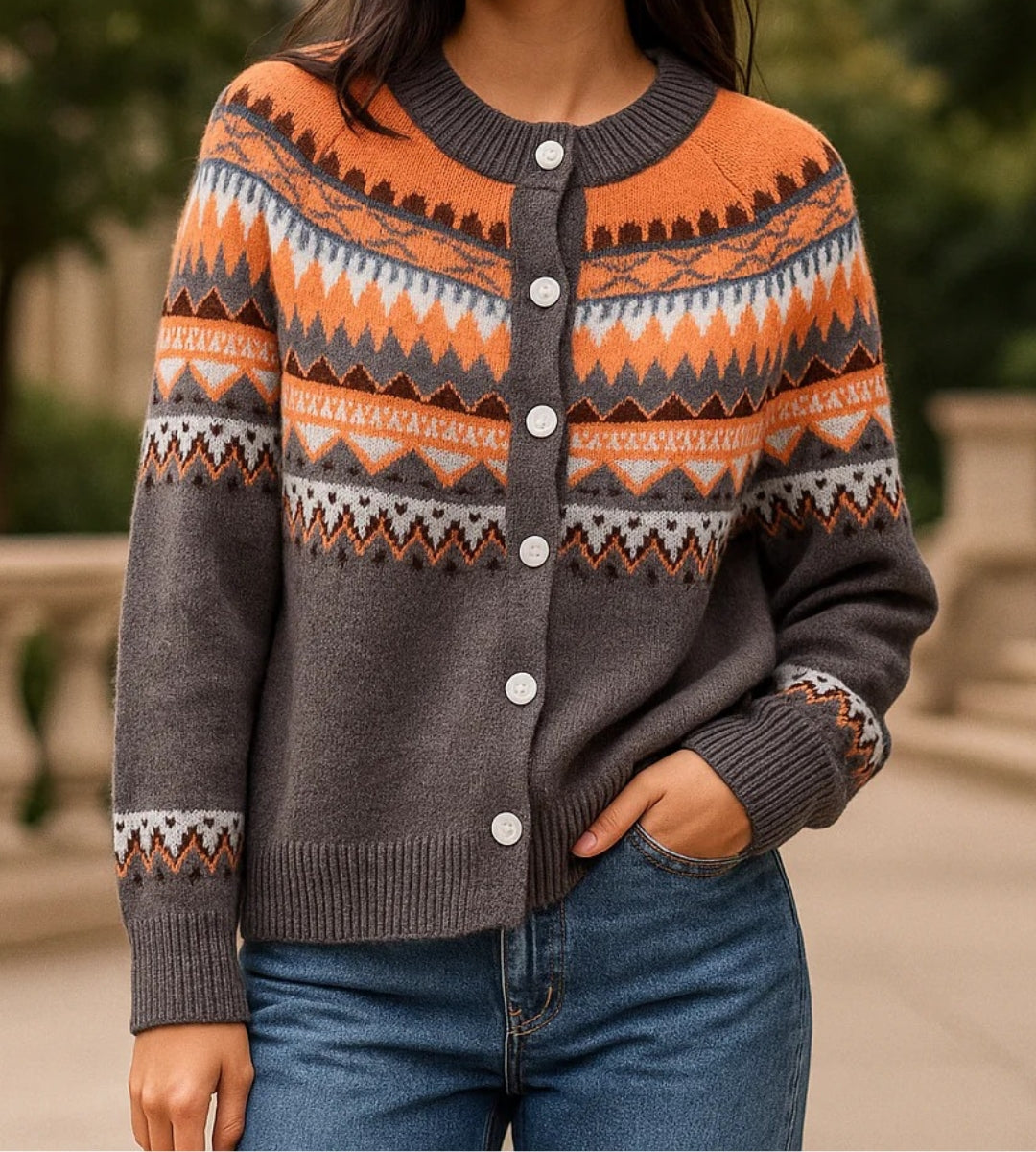 cardigan feminino cinza em tricô com estampa geométrica nórdica e botões frontais ideal para looks elegantes de inverno