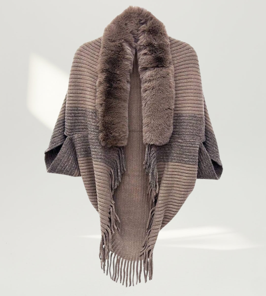 detalhe das franjas do cardigan feminino em tricô bege mostrando acabamento refinado e movimento elegante