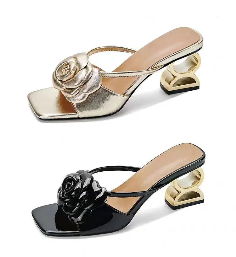 close das pétalas em alto relevo da flor camélia tridimensional esculpida sobre o mule