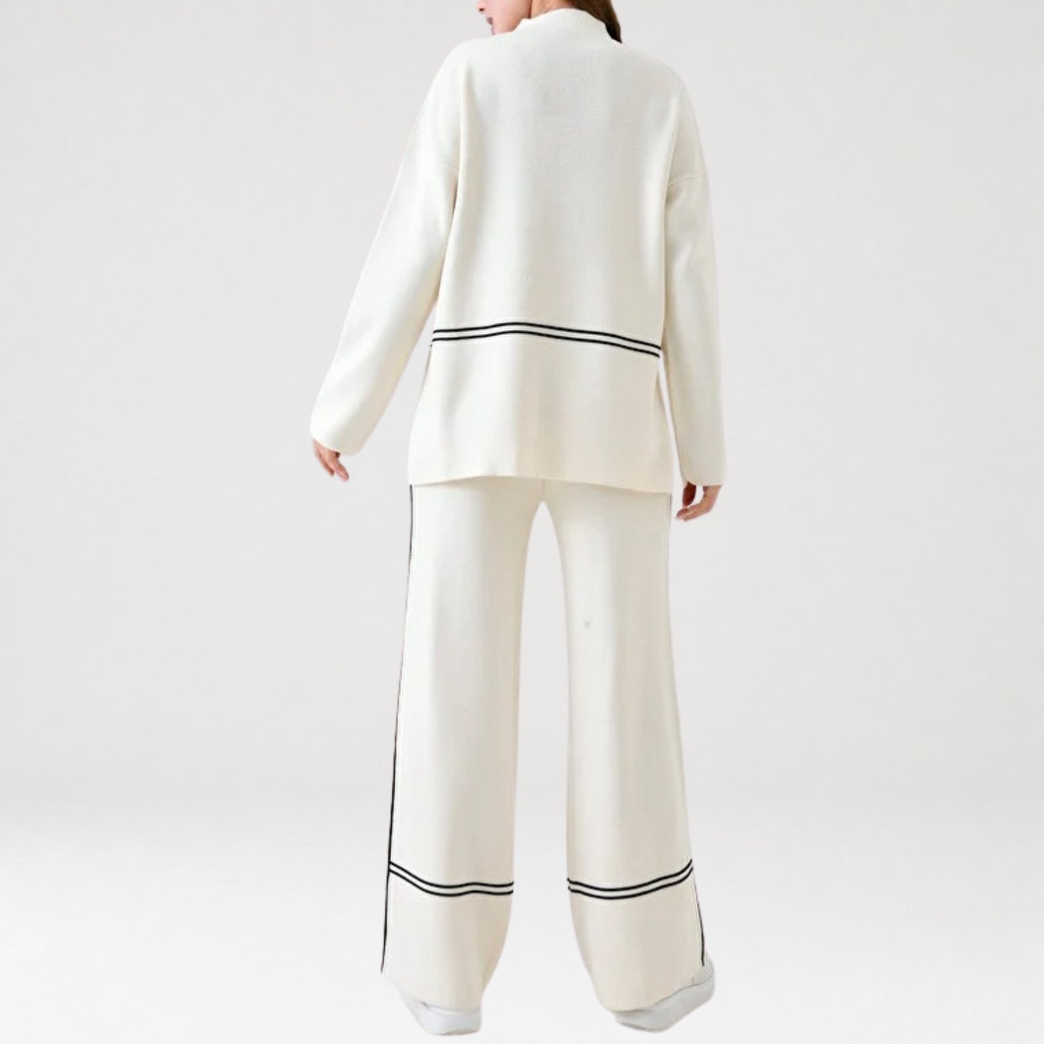 modelo de costas apresentando conjunto feminino em malha premium com listras contrastantes e estilo minimalista elegante