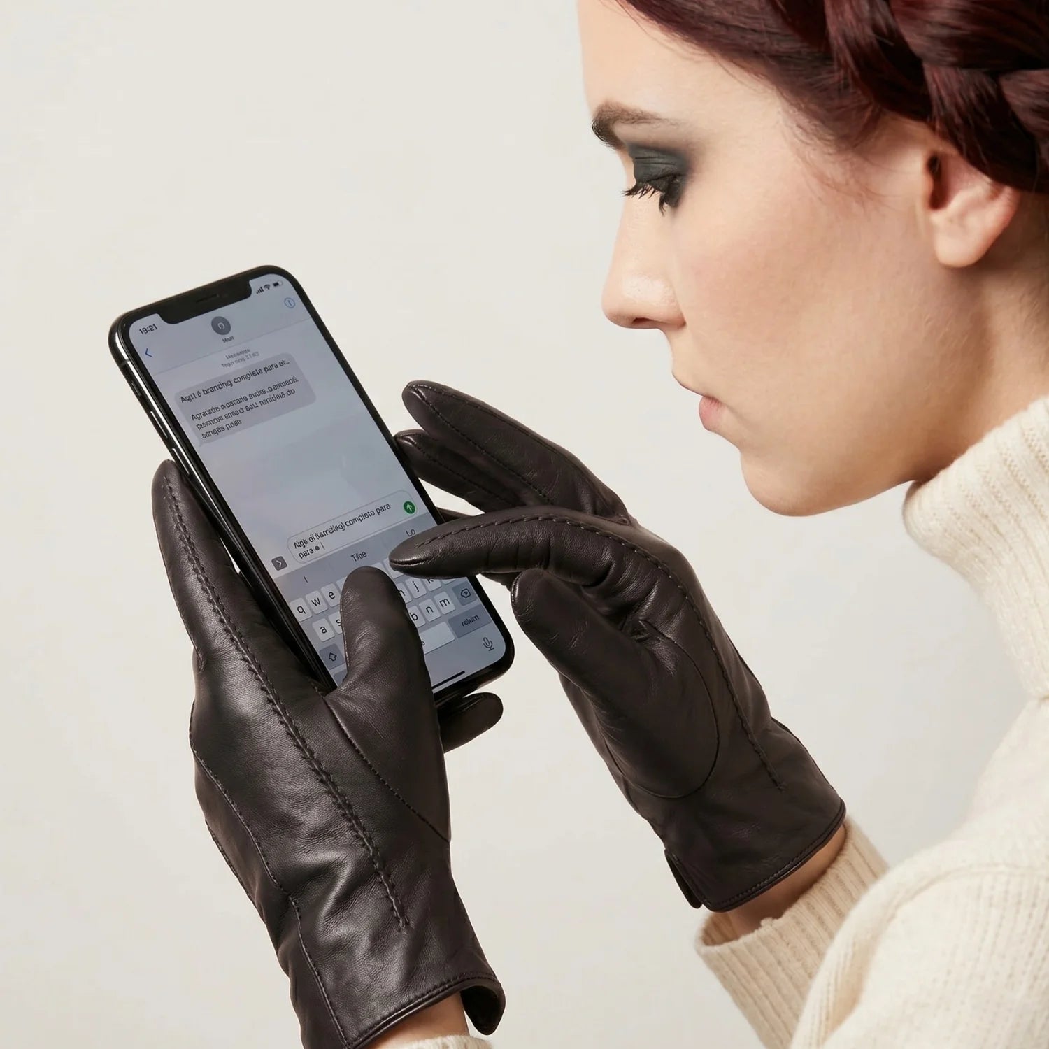 Acabamento refinado da costura do punho e sensor touch screen da luva feminina em couro