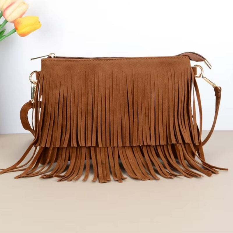 Detalhe em close da camada dupla de franjas e textura macia em suede marrom da bolsa