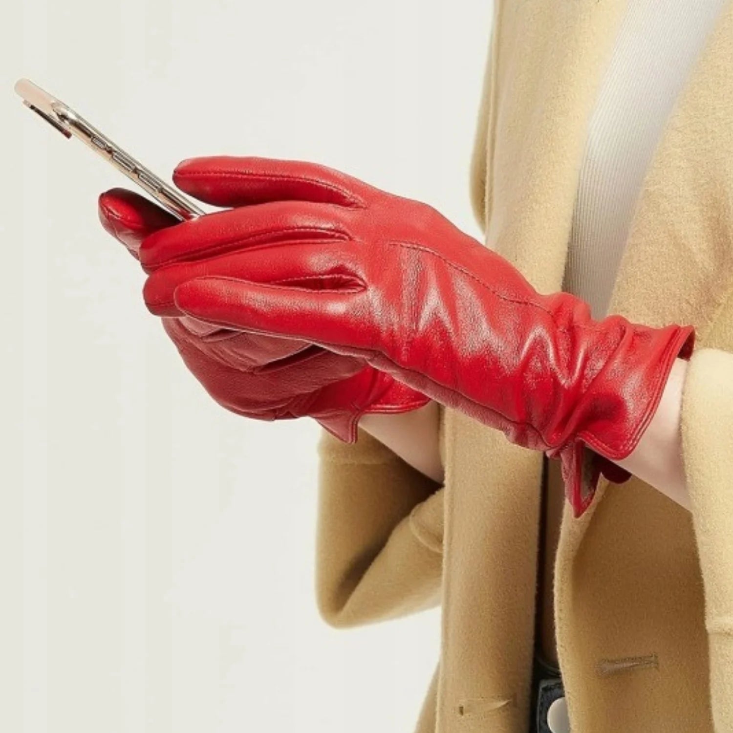 Detalhe em close do acabamento aveludado do couro vermelho e costura pespontada da luva