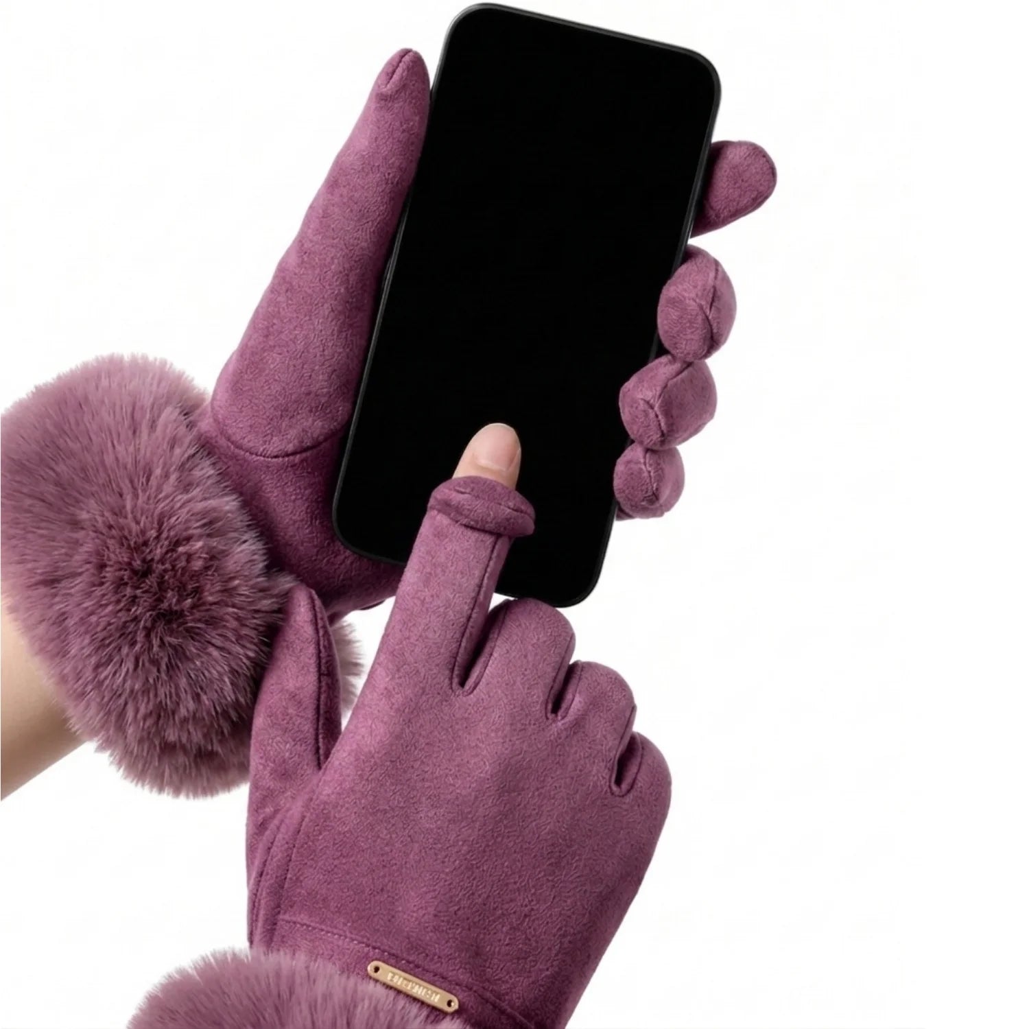 tecnologia touch screen mexendo no celular em ambiente frio