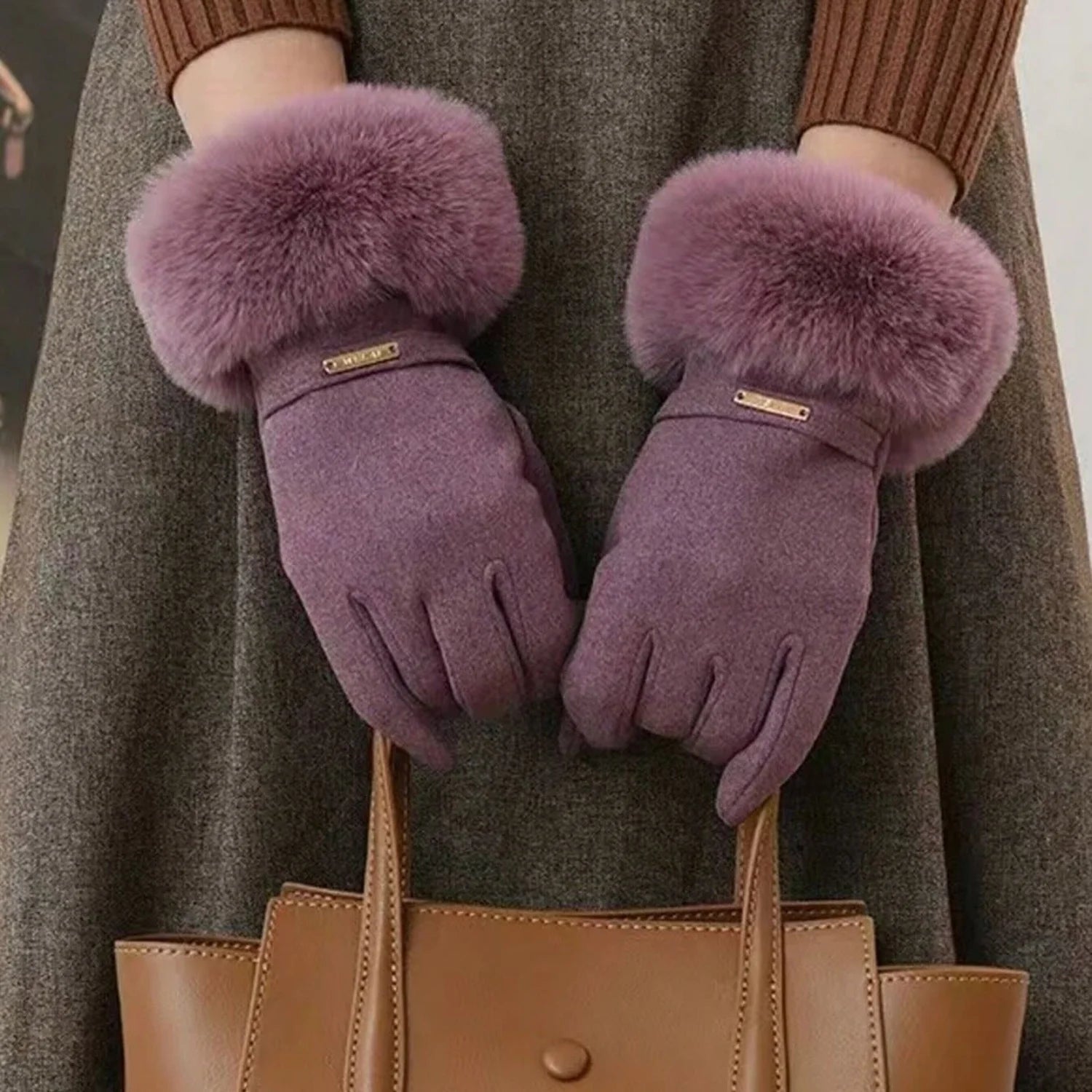 close da luva feminina lilas mostrando o detalhe em pelúcia macia no punho e acabamento refinado