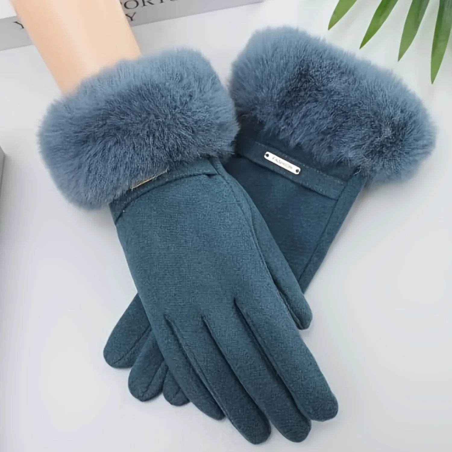 detalhe da luva feminina verde com acabamento em pelúcia macia e design sofisticado