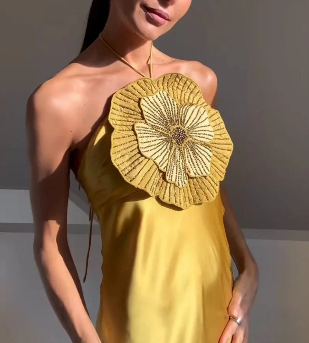 Vestido Aura da Saybeleze destacando o caimento fluido e a sofisticação do decote halter.