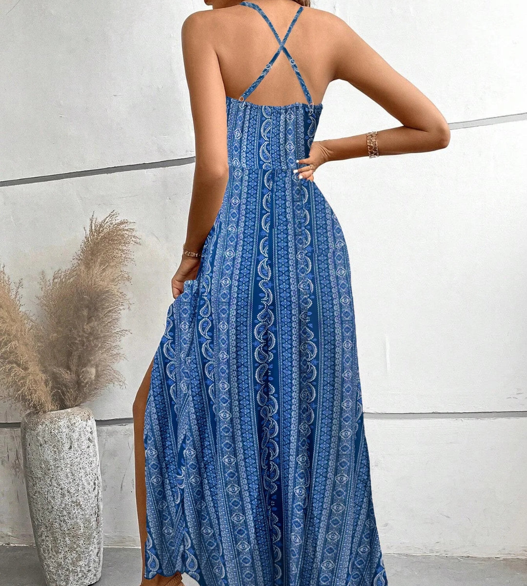 Vista lateral de vestido longo azul com estampa ornamental e movimento fluido de alta qualidade.