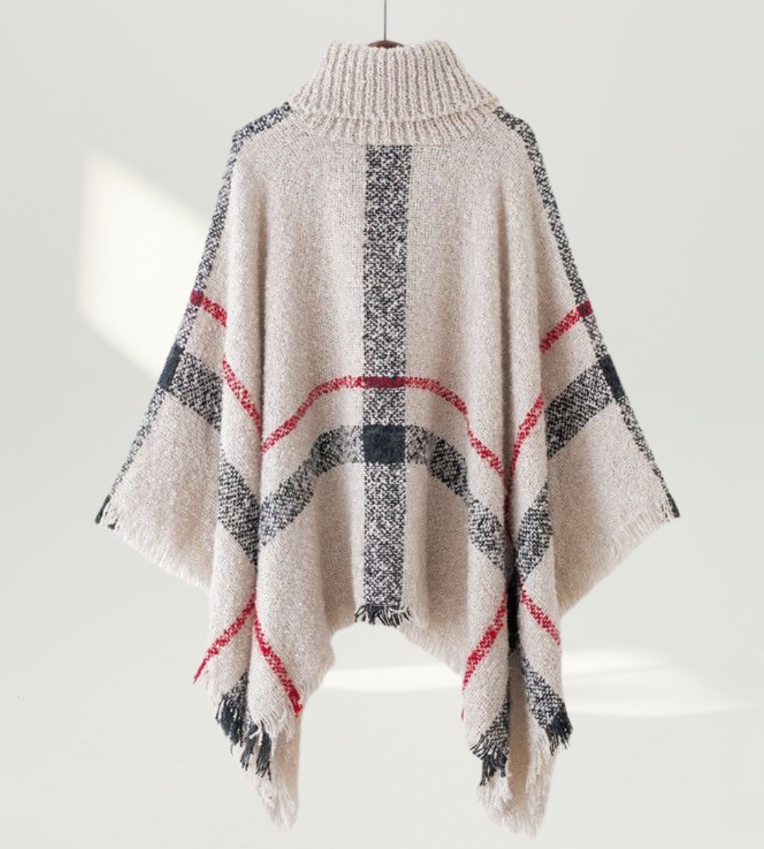 Poncho feminino em tricô xadrez gola alta bege Paris Chic em fundo branco para catálogo