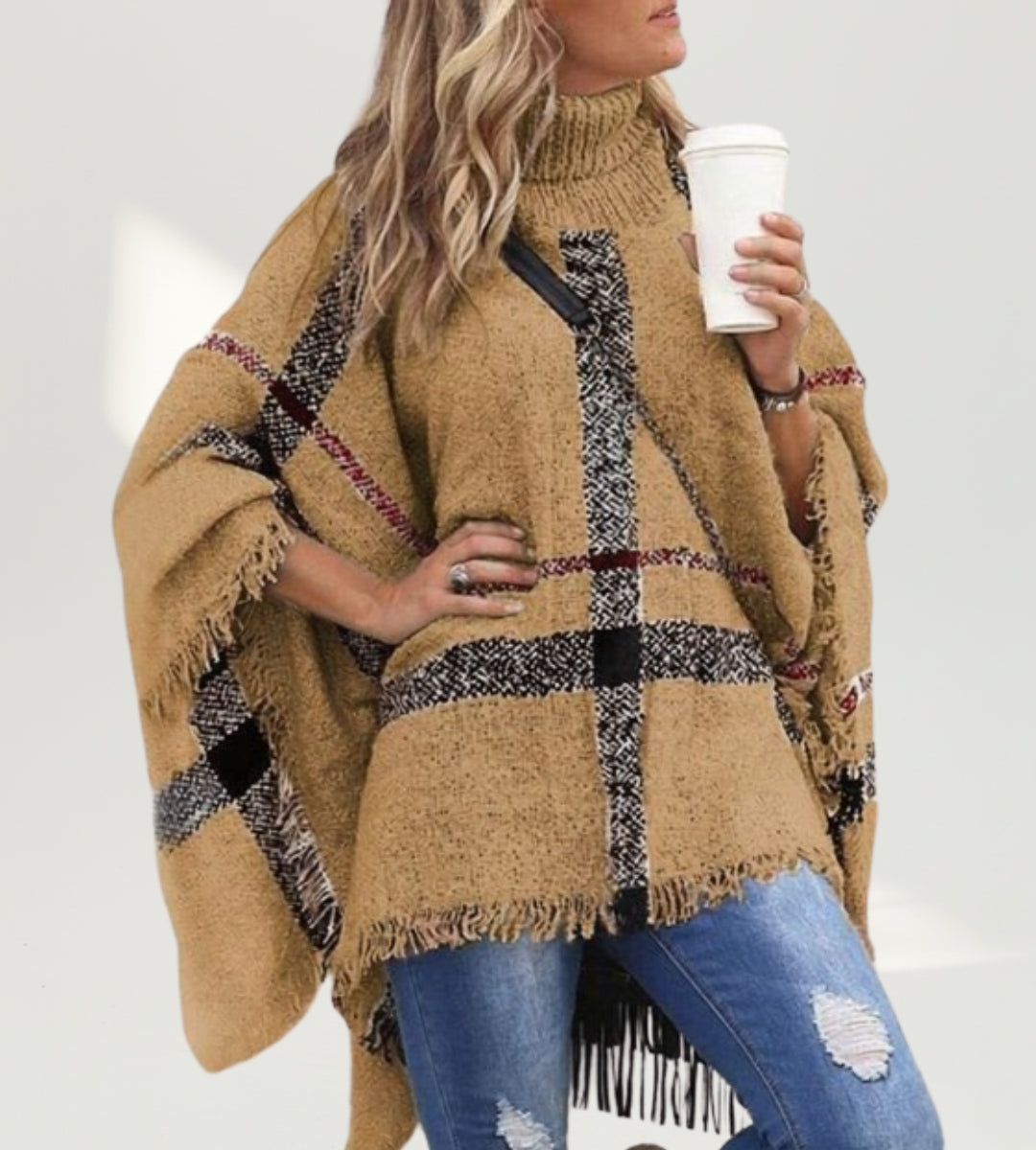 Mulher usando poncho feminino em tricô xadrez preto com gola alta canelada e franjas