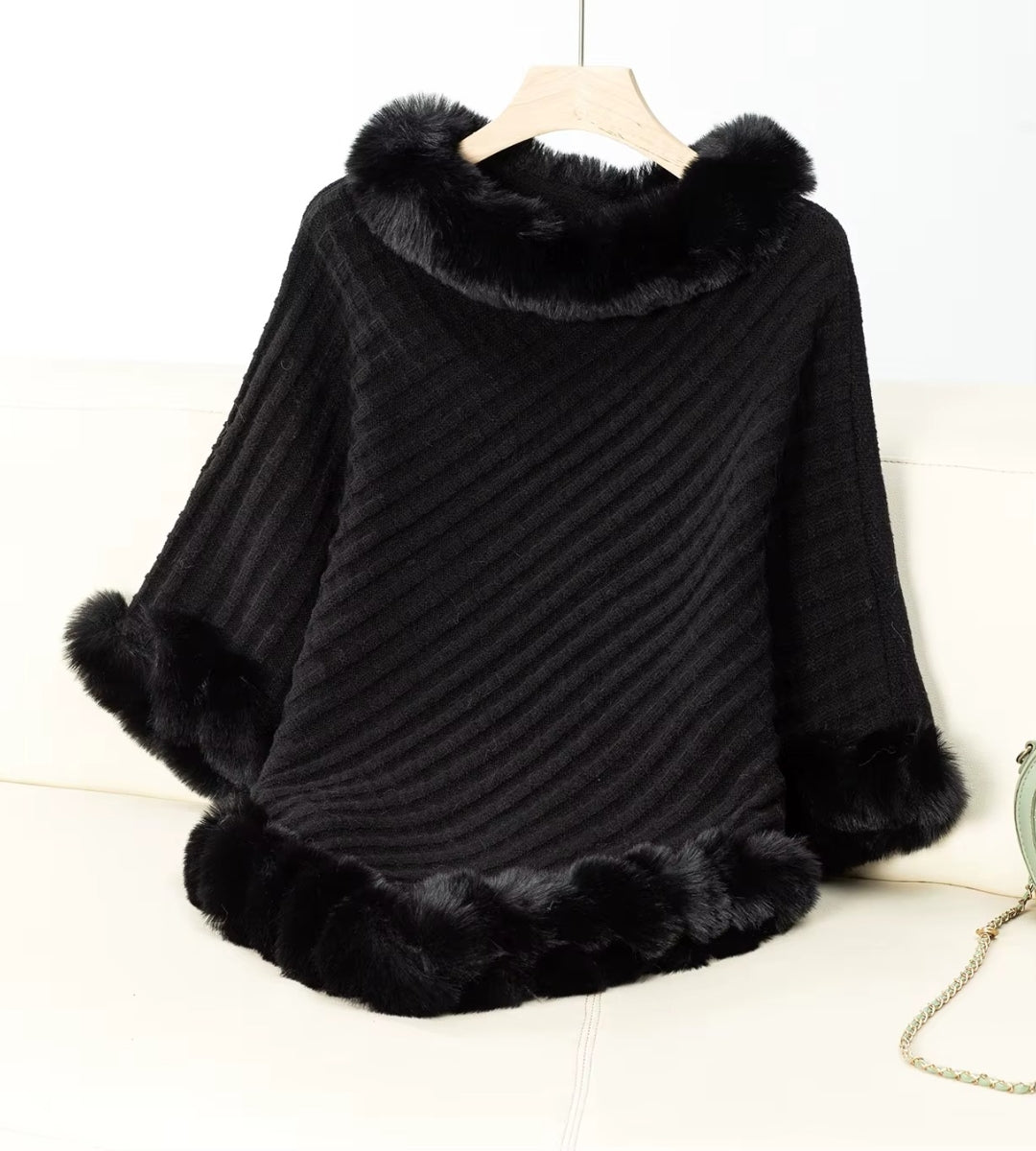 poncho feminino preto com tricot texturizado e pelúcia macia, perfeito para looks elegantes de inverno com toque moderno
