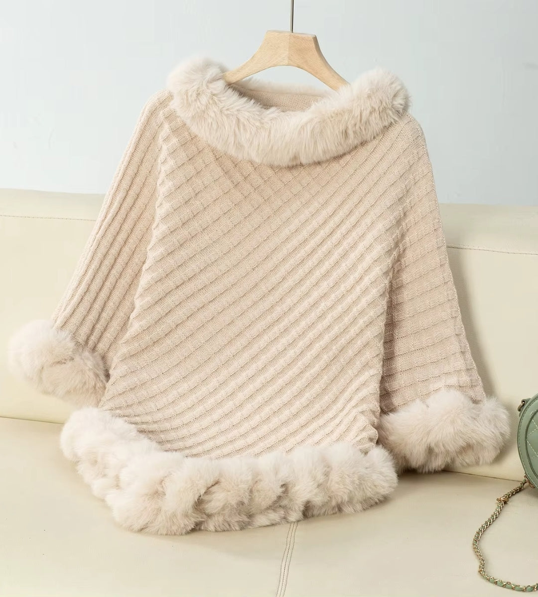 poncho feminino bege em tricot com acabamento em pelúcia na gola e barra