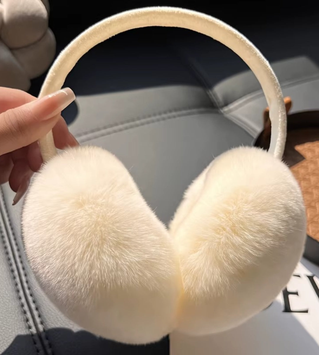 protetor de orelha feminino em pelúcia aveludada em look de inverno