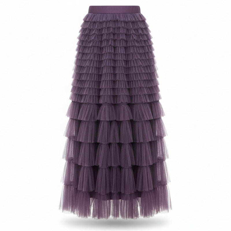 Saia longa feminina de tule lilas com camadas de babados fluidos isolada em fundo branco