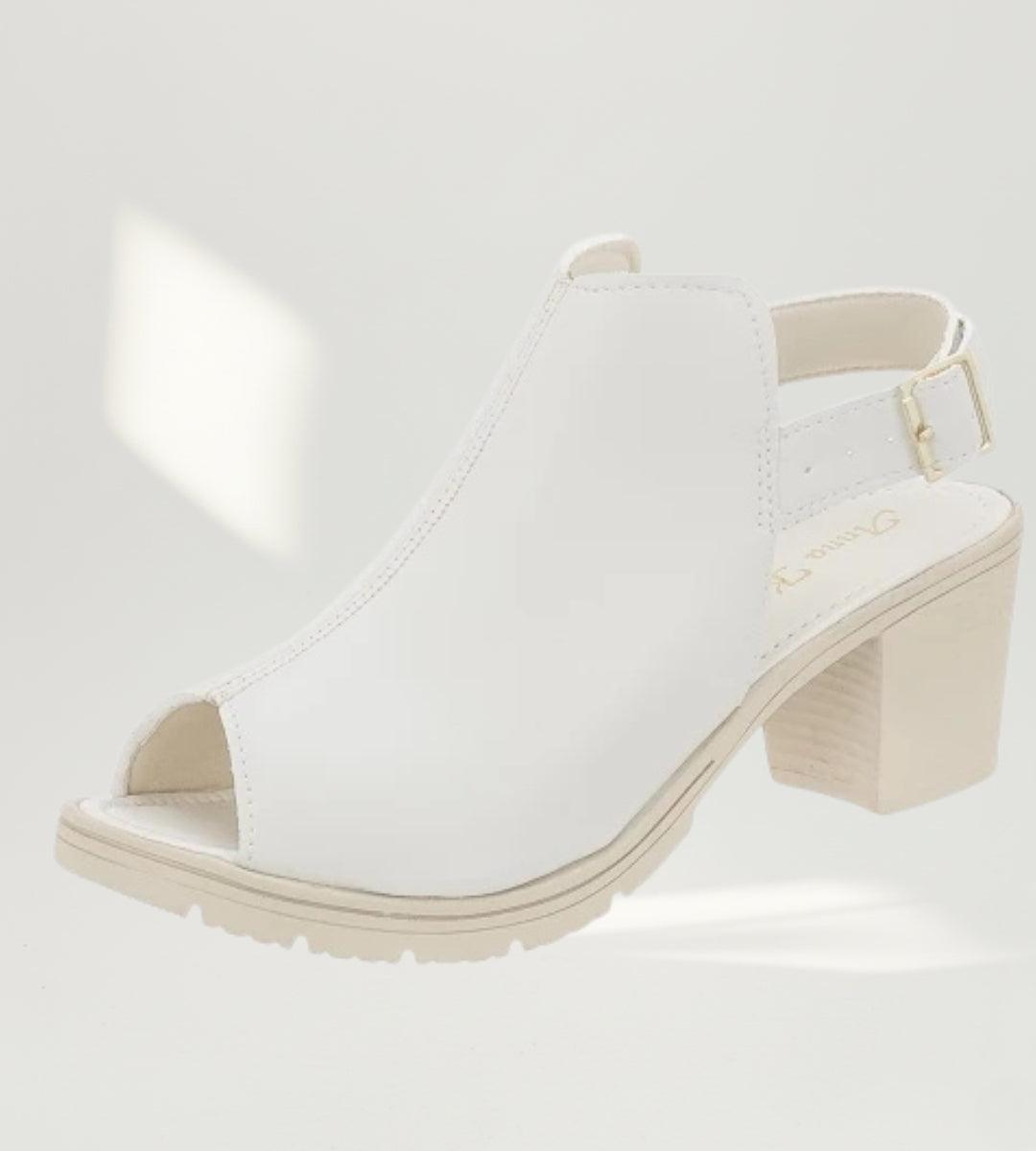 sandália feminina off white com salto grosso e solado tratorado, estilo moderno e conforto para o dia a dia