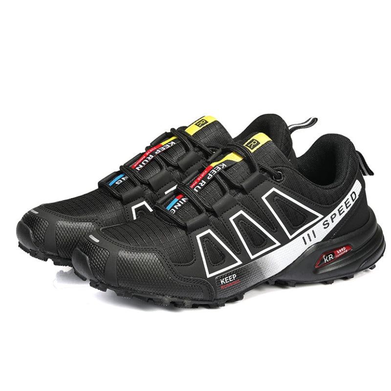 Tênis adventure unissex preto e branco com design esportivo moderno.