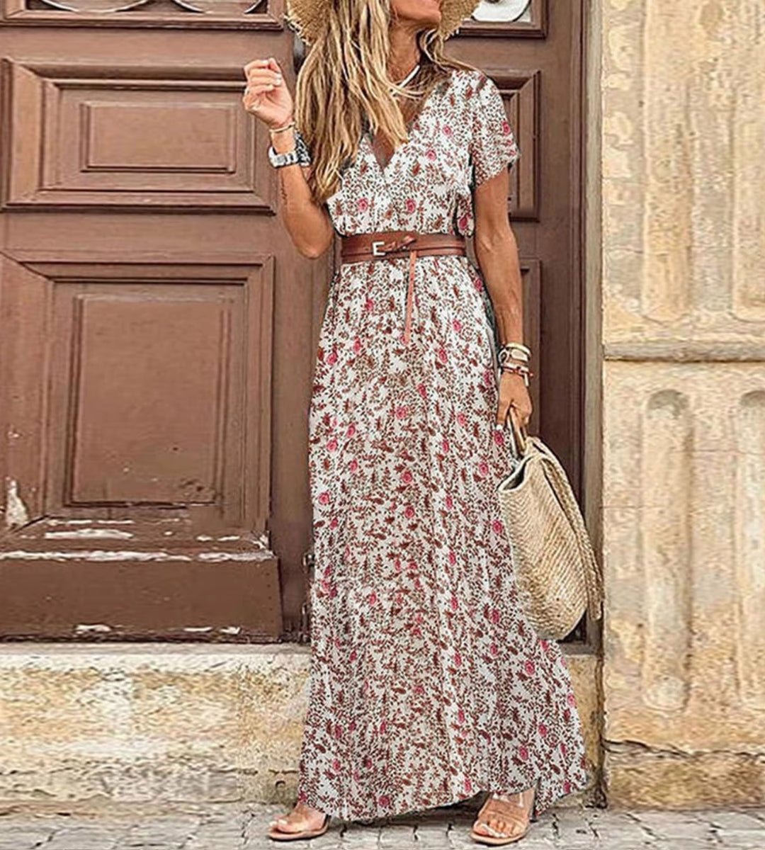 Mulher posando com o vestido longo vermelho Sevilla exibindo o movimento fluido da saia.