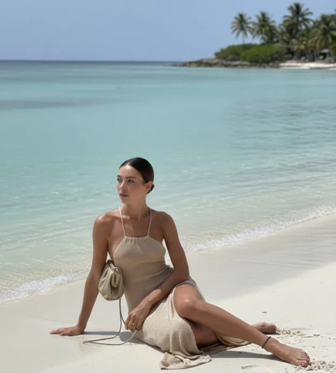 Vestido Milos de tricô longo com caimento leve para o verão.