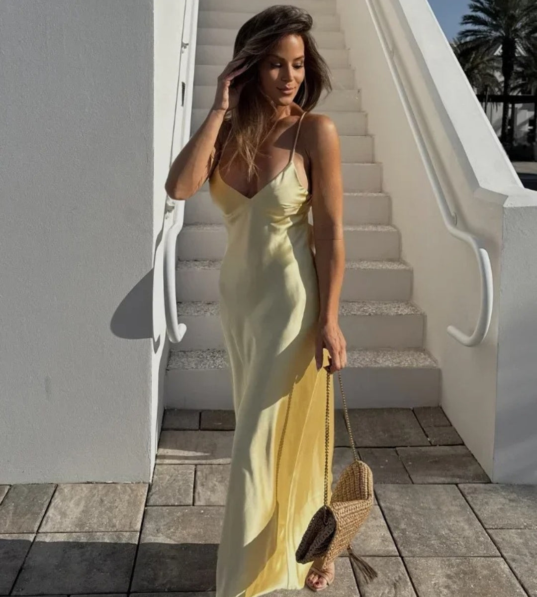 Vestido feminino acetinado amarelo com toque de seda e modelagem fluida