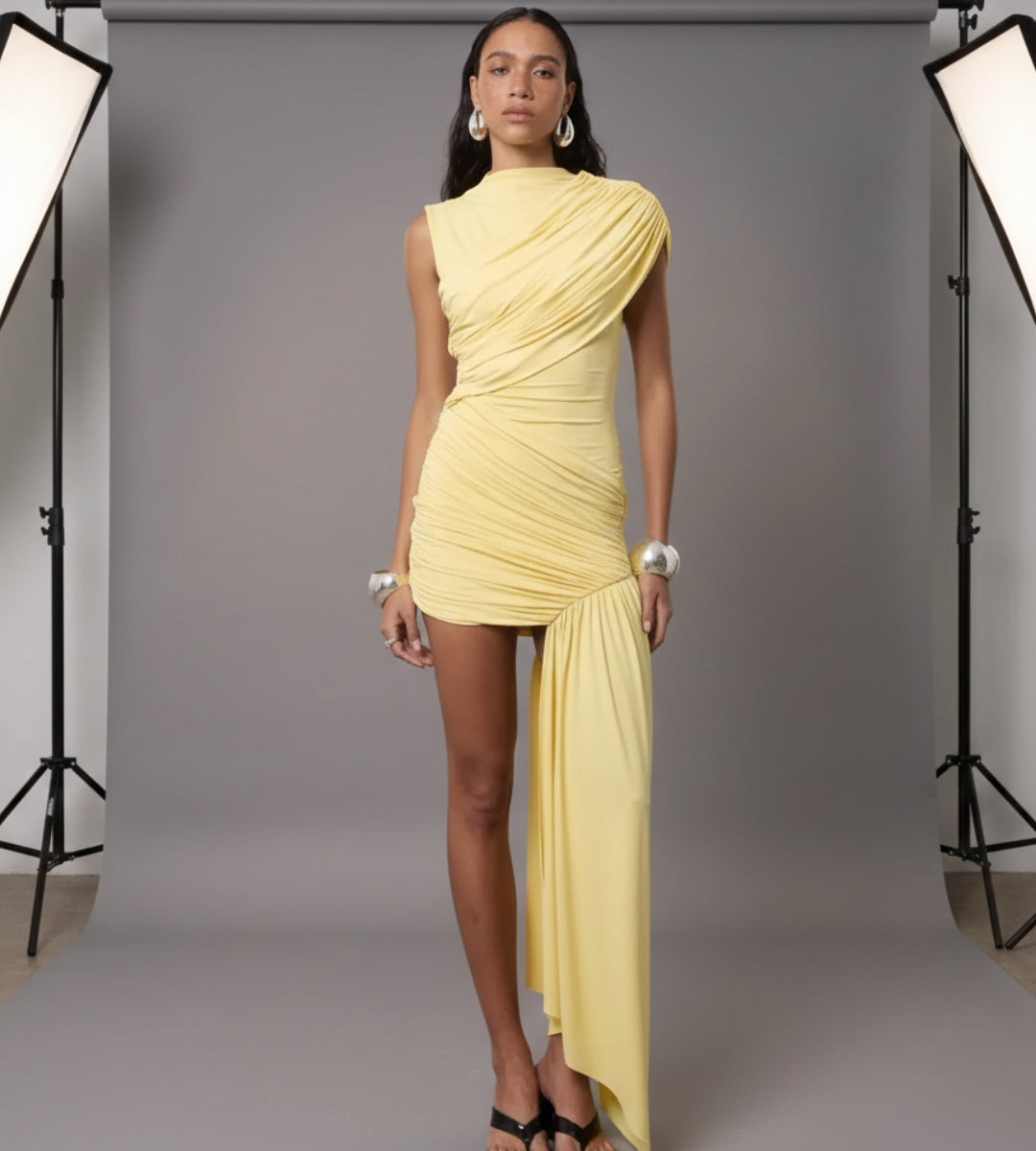 Vestido feminino curto drapeado amarelo elegante para festas