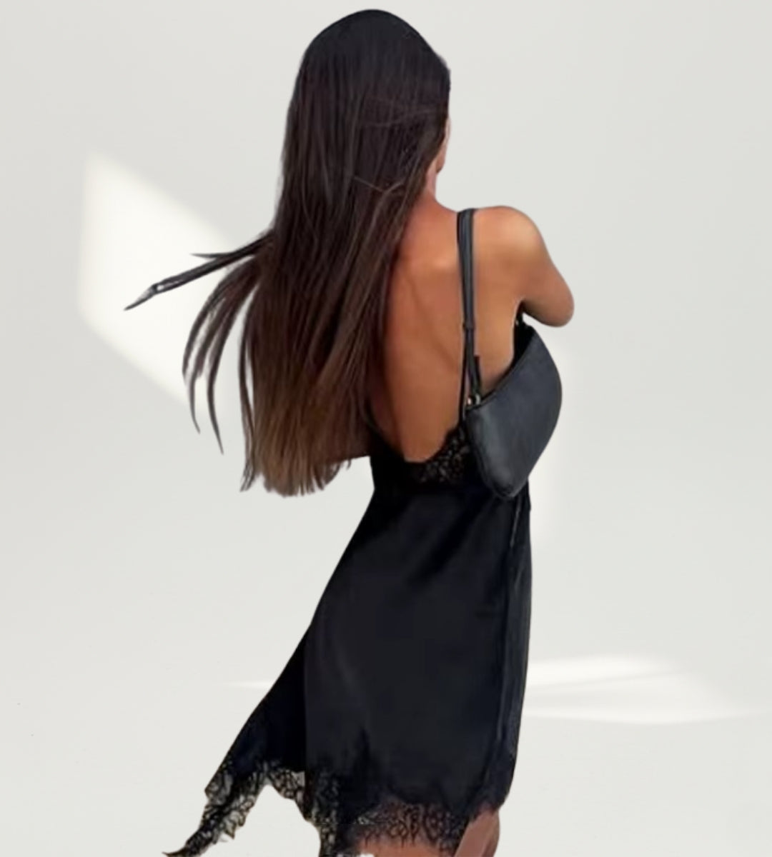 Slip dress feminino curto em cetim com decote em V e renda detalhes costas
