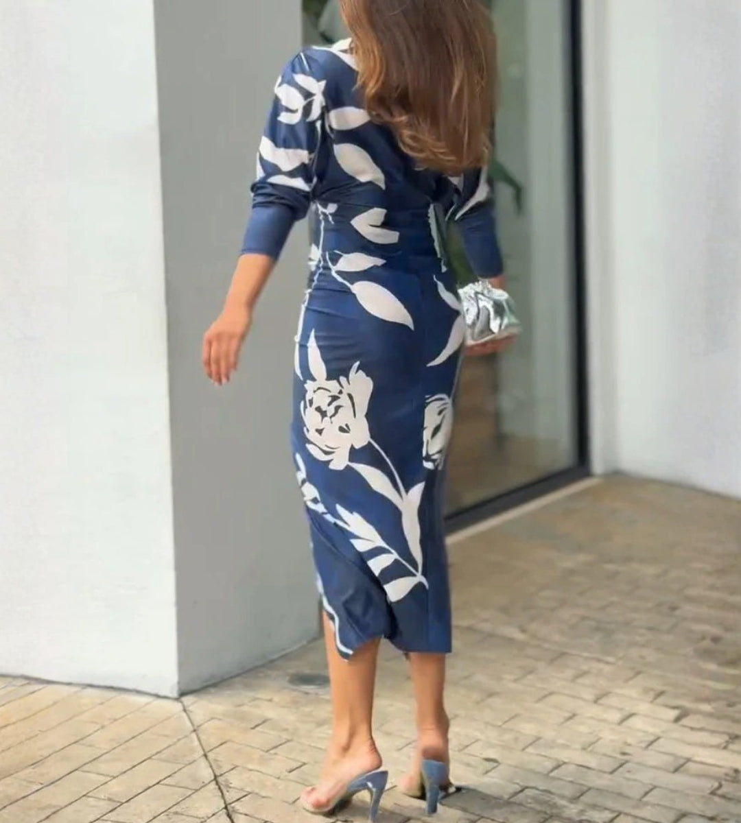 Visão das costas do vestido midi estampado azul royal destacando o caimento elegante