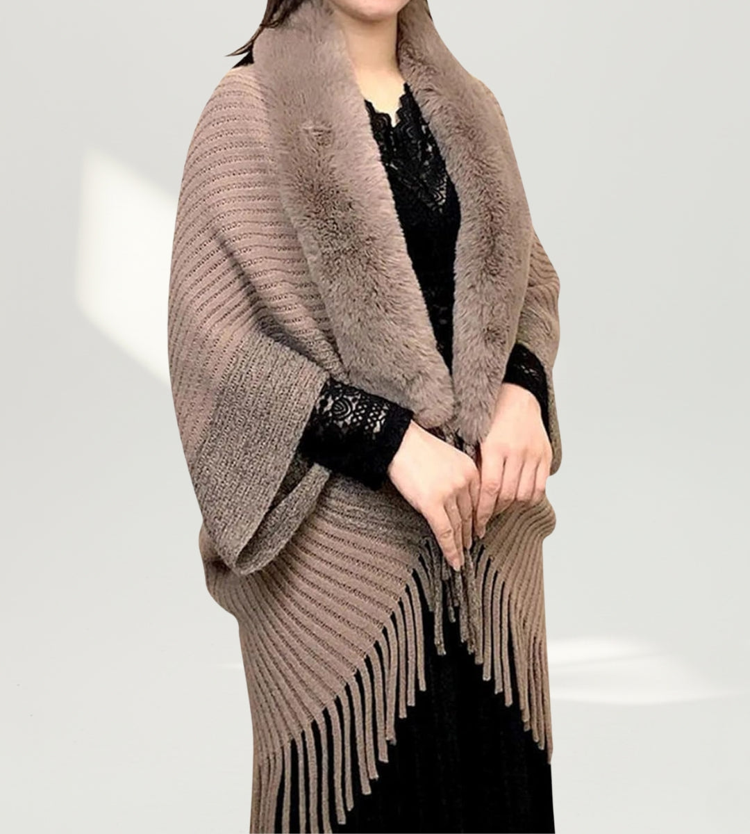 xale feminino khaki em tricô com gola de pele e franjas elegantes ideal para composições sofisticadas