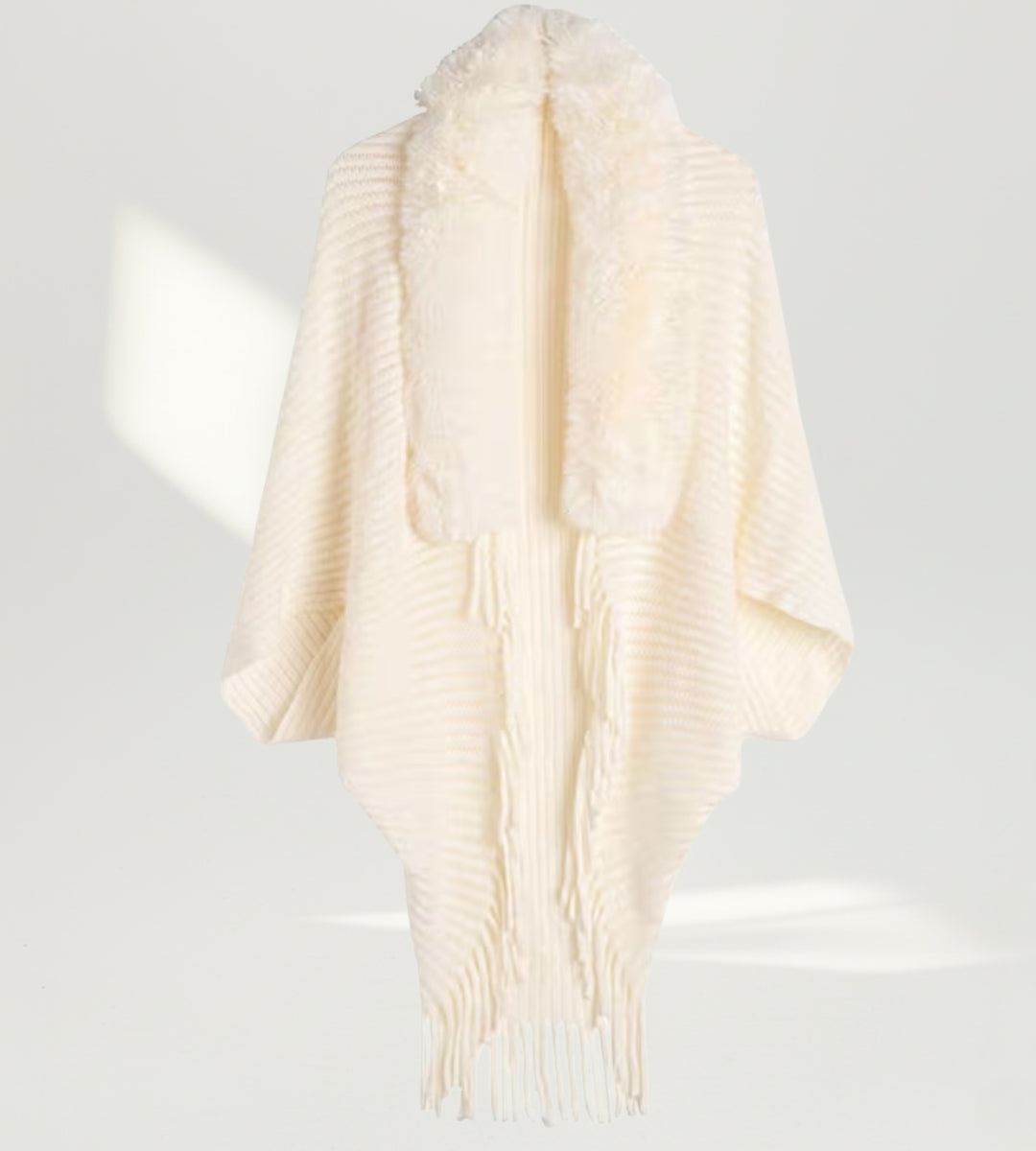 Xale feminino em tricô branco com gola de pele Saint Moritz em fundo branco para catálogo