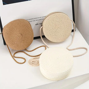 Bolsa feminina redonda de palha nas cores branco, bege e marrom em vista comparativa.