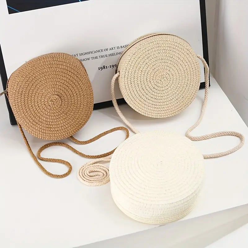 Bolsa feminina redonda de palha nas cores branco, bege e marrom em vista comparativa.